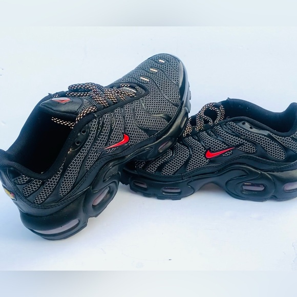 Nike Air Max Plus GS ‘Bred’ DQ1104-001 Black/metal gray Size 6Y woman’s 7